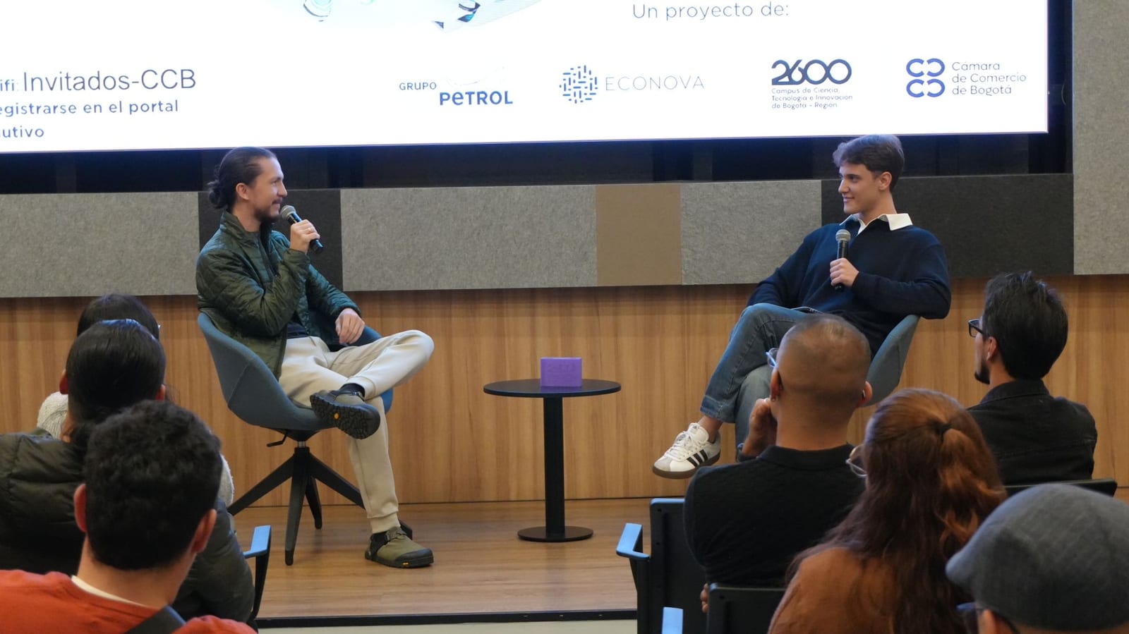 Valentín Viola y Alejandro González en el panel de NotJustSEO #3 en Bogotá