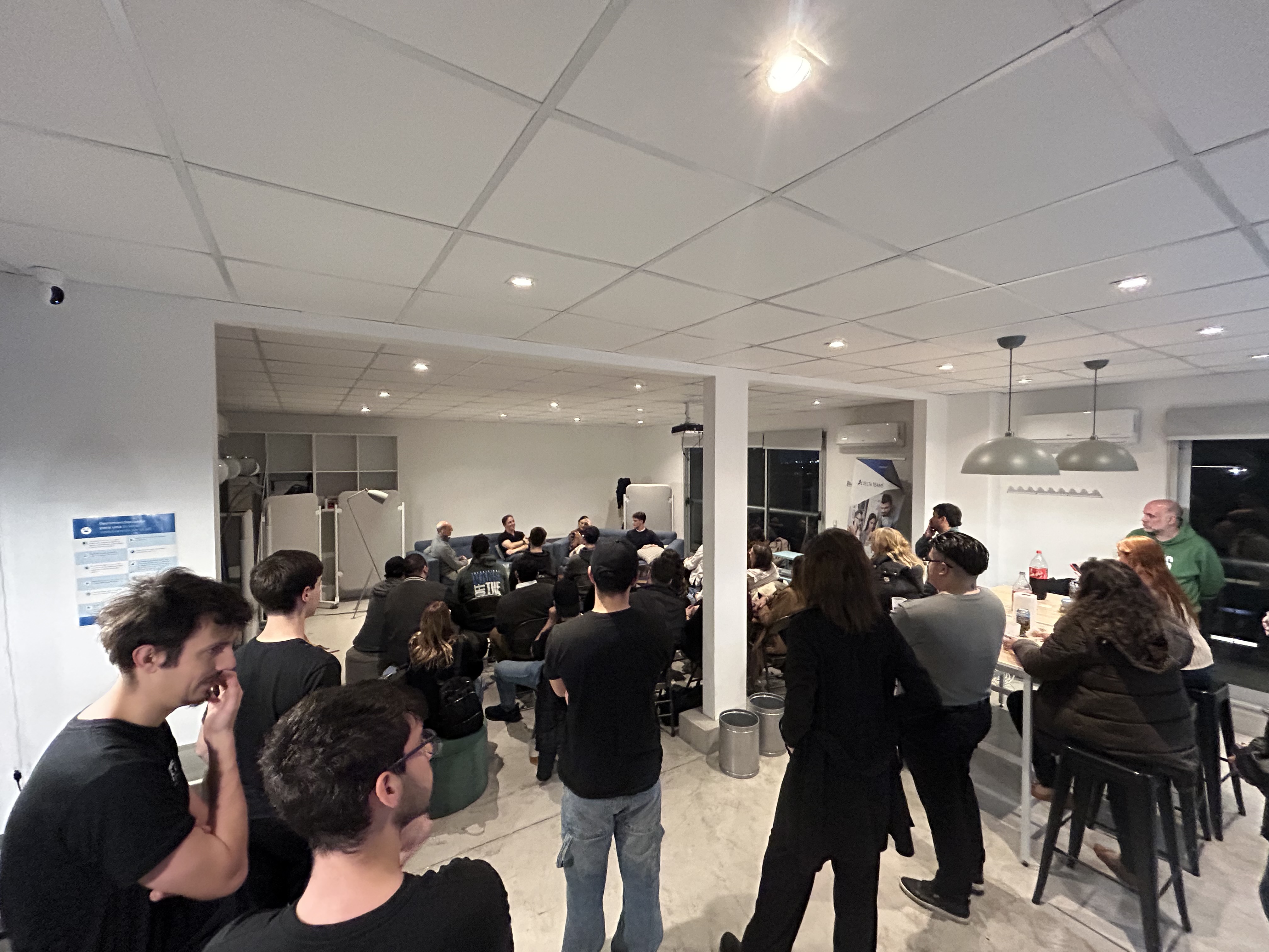 Sala llena de asistentes haciendo networking durante NotJust SEO Edición 02